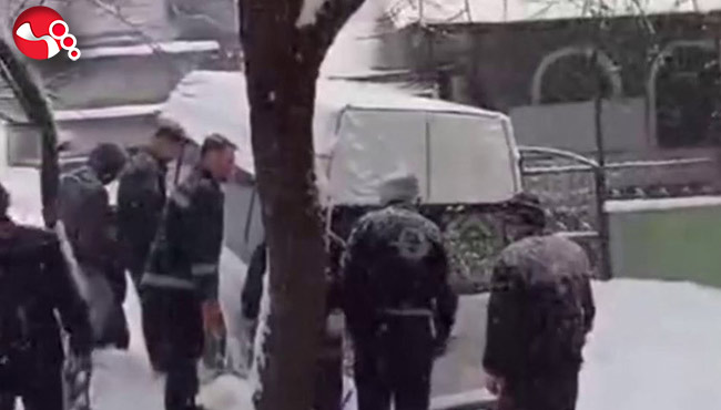 İş makinesinin çarptığı öğrenci servisi metrelerce kayıp duvara çarptı