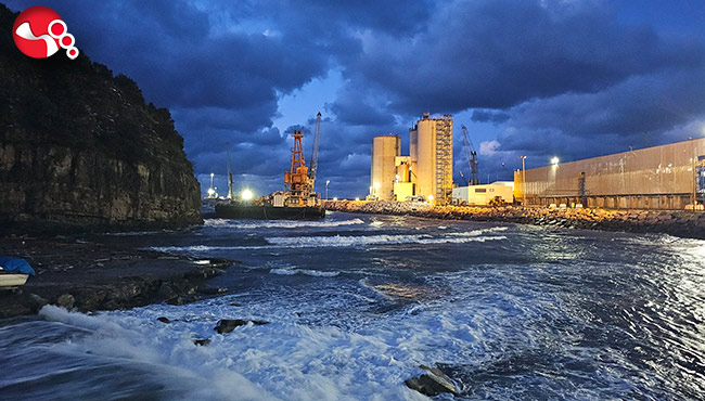 Yüzer vinç dereye sürüklendi, 5 kişi AFAD ekiplerince kurtarıldı