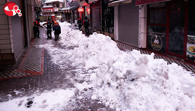 YOLLAR VE KALDIRIMLAR KARDAN TEMİZLENİYOR