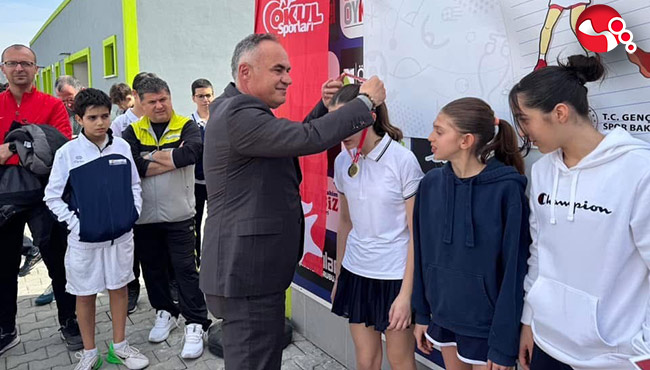 Okul sporları tenis yıldızlar grup maçları heyecanı yaşandı