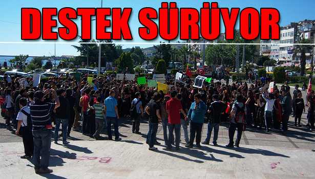 ÖĞRENCİLER DESTEK İÇİN TOPLANDILAR