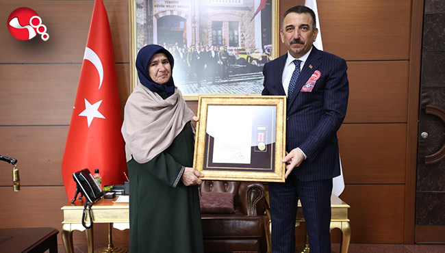 Vali Hacıbektaşoğlu, devlet övünç madalya ve beratlarını takdim etti