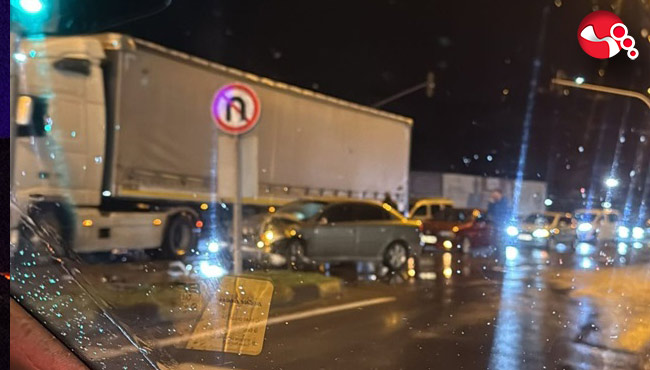 Tırla Otomobil çarpıştı