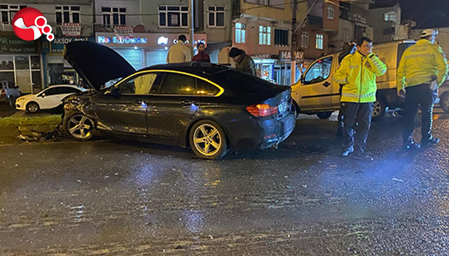 Kavşakta çarpıştılar