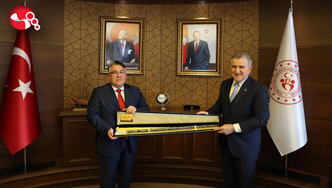 Bakan Bak, Rektör Özölçer'i makamında kabul etti