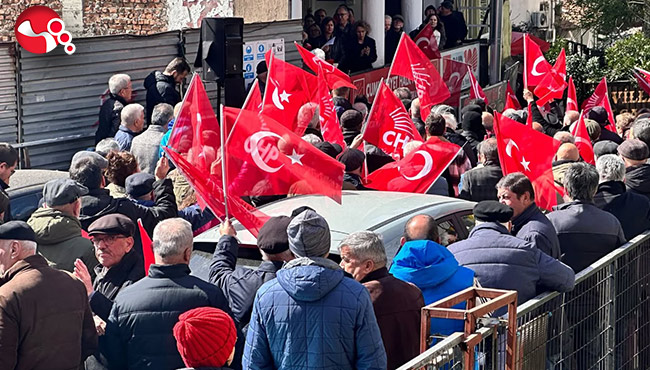 Parti binası önünde toplanıp, tepki gösterdiler....