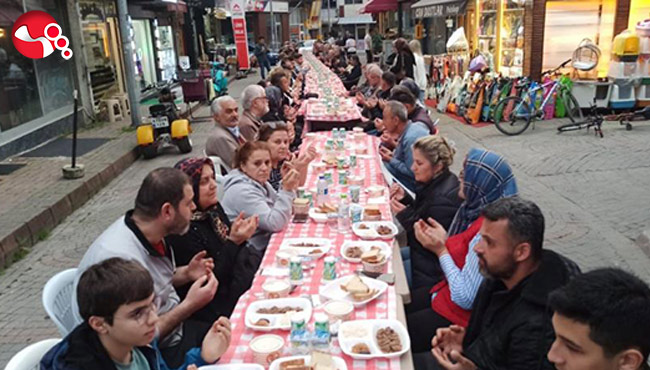Sokak iftarında bir araya geldiler