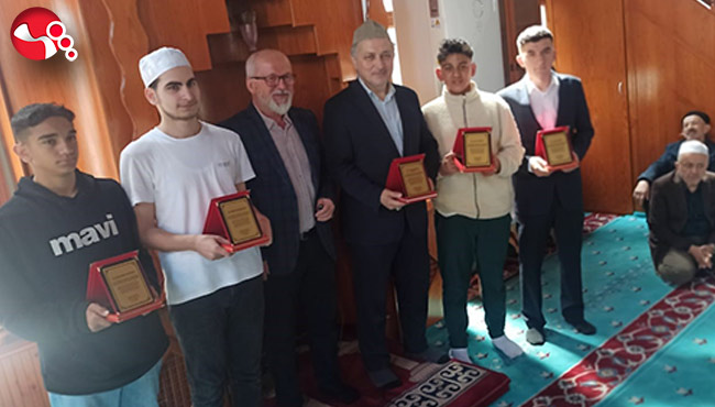 İlçe Müftüsü ve Hafız Öğrencilere teşekkür plaketi takdimi!