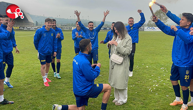 Yeşil sahada evlenme teklifi!....