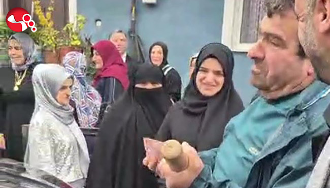 Sopayla arabanın yolını kesti