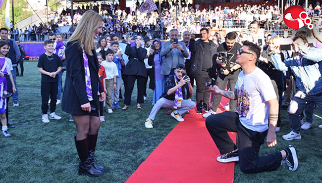 Sahada evlenme teklifi etti