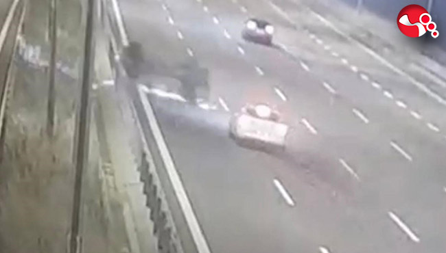 9 yaşındaki çocuk taklalar atan otomobilden yola savruldu