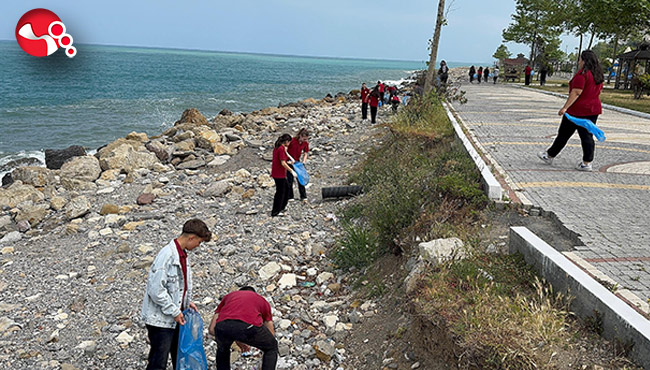 Öğrenciler poşetler dolusu çöp topladı