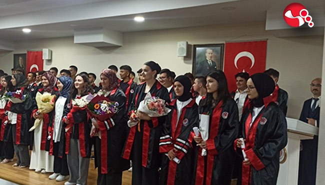 Devrek’te İmam Hatiplilerden mezuniyet sevinci