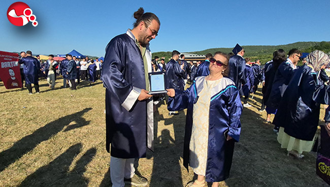 59 yaşında birincilikle üniversiteyi bitirdi