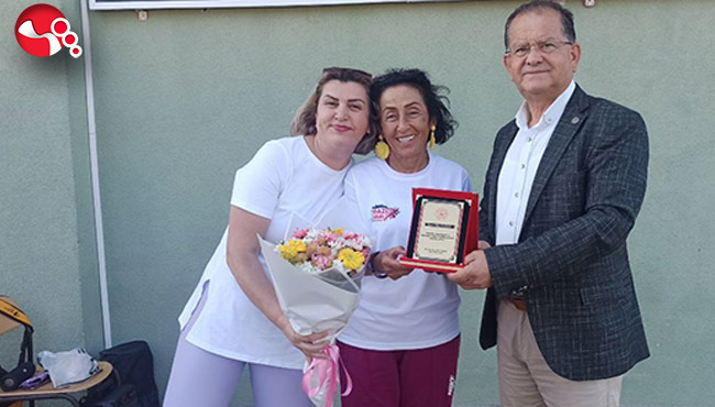 Öğretmene teşekkür plaketi