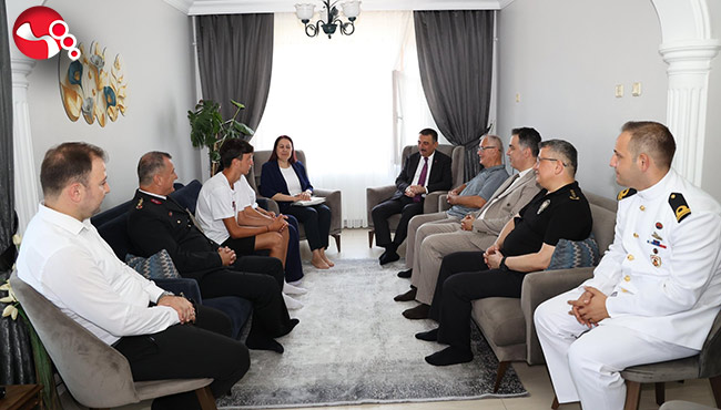 Vali Hacıbektaşoğlu'ndan şehit ailesine ziyaret