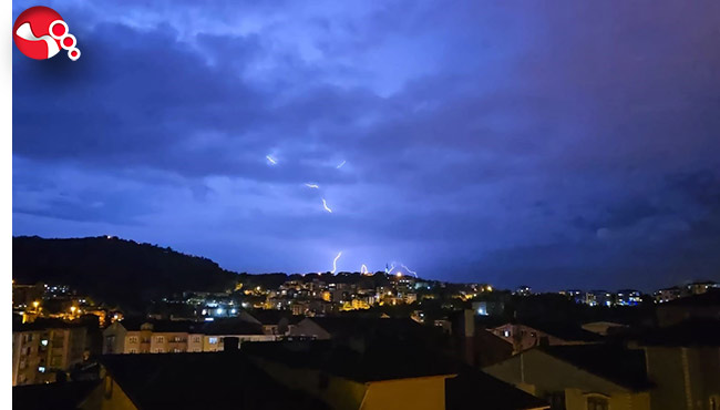 Şimşekler geceyi aydınlattı