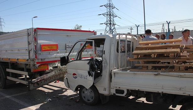 TIR'A ARKADAN ÇARPAN KAMYONETTEKİ 3 KİŞİ YARALANDI