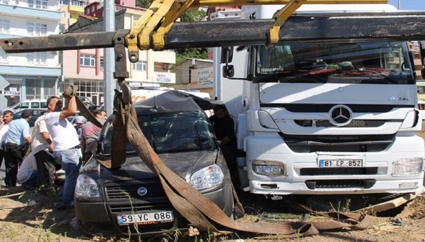 TIR, KAMYONETLE ÇARPIŞTI, AYNI AİLEDEN 7 KİŞİ YARALANDI