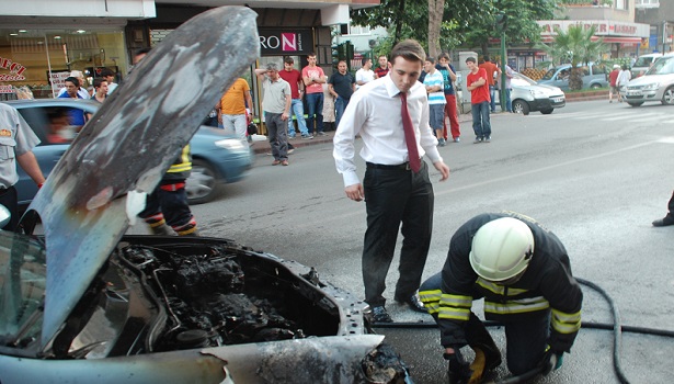 HAREKET HALİNDEKİ OTOMOBİLİN MOTOR KISMI YANDI