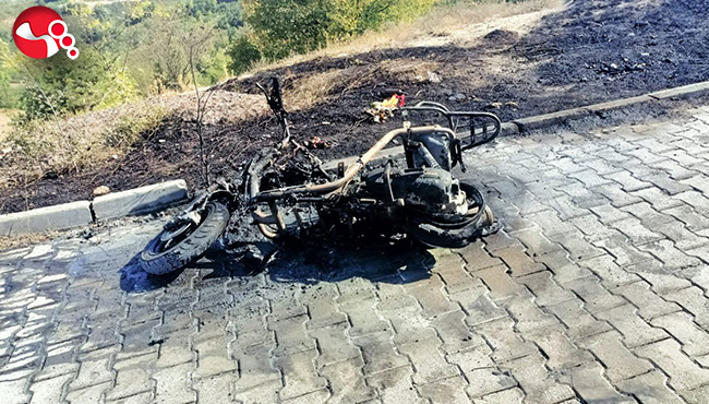 Hareket halindeki motosiklet alevlere teslim oldu