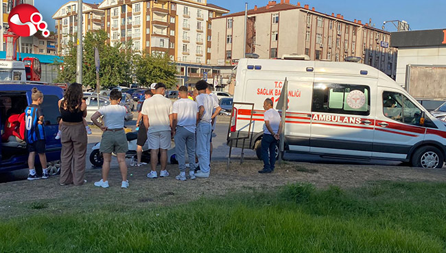 Otomobille motosiklet çarpıştı!