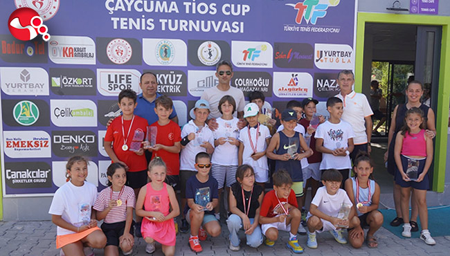 Minik tenisçiler kupa için yarıştı