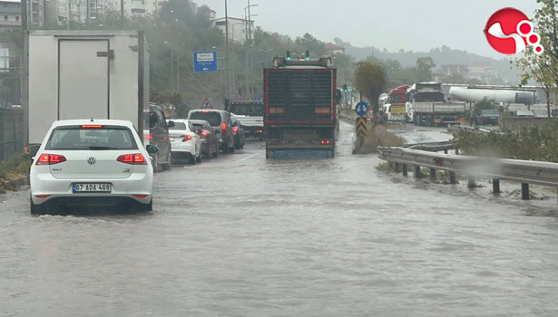 Şiddetli yağışta ulaşım aksadı