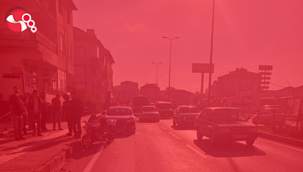 Önce otomobile sonra motosiklete çarptı