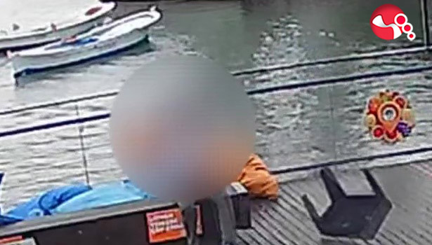 Kafenin eşyalarına zarar verdiler