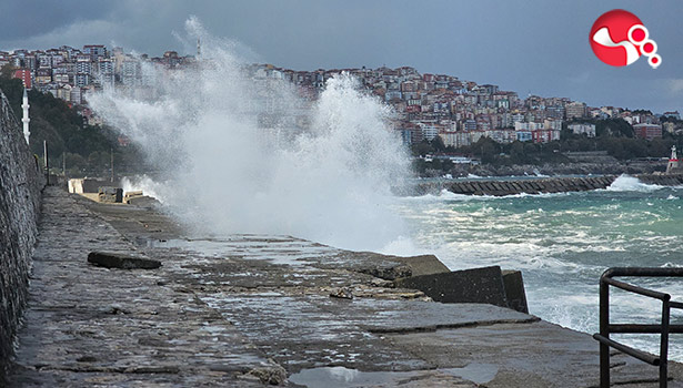 Dalgalar liman boyunu aştı