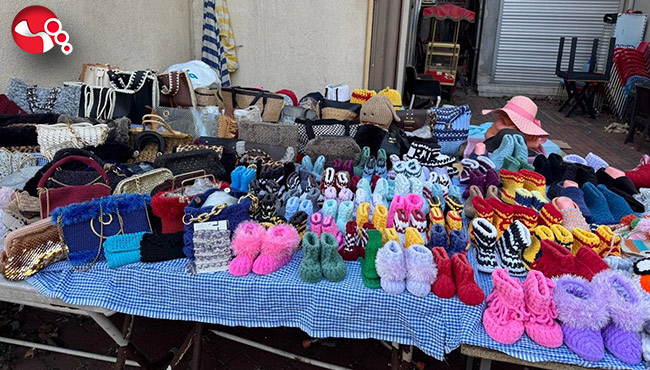 Cam kemik hastası oğluna akülü araç alabilmek için örgü örüyor