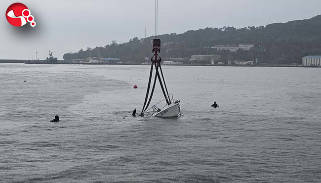 Fırtınada batan mini yat vinç yardımıyla karaya çıkarıldı