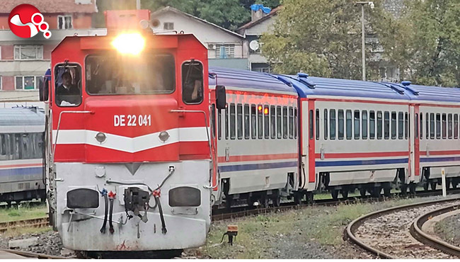 Turistik Karaelmas Ekspresi yolcularını Madenci Korosu karşıladı