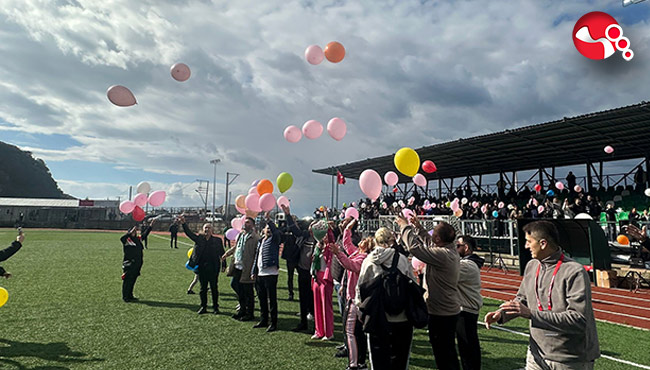 Balonlar gökyüzünü aydınlattı
