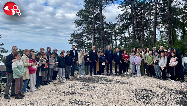 "Ağaçların Gölgesinde, Kelimelerin Büyüsünde"