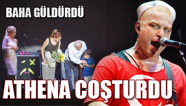 TÜRK BAYRAKLI TİŞÖRTLE ÇIKTI