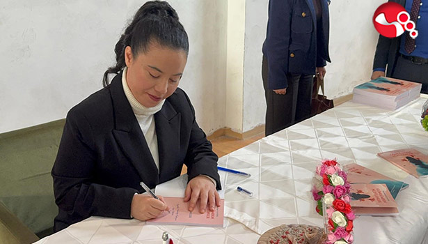 Ümmühan Kalender,, ilk kitabını Cumhurbaşkanı Erdoğan'a imzaladı