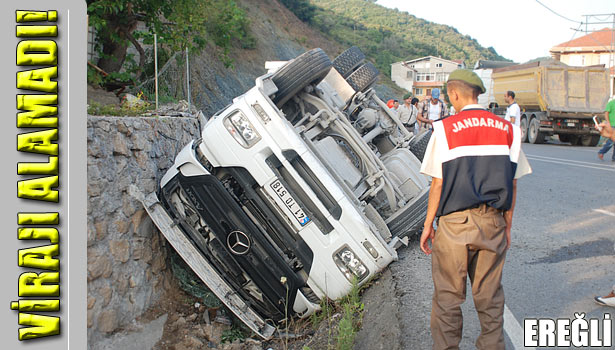 ÇİMENTO YÜKLÜ TIR DEVRİLDİ