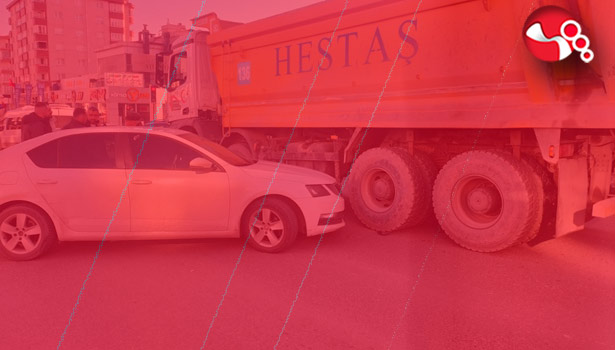 Hafriyat kamyonuyla otomobil çarpıştı!.....