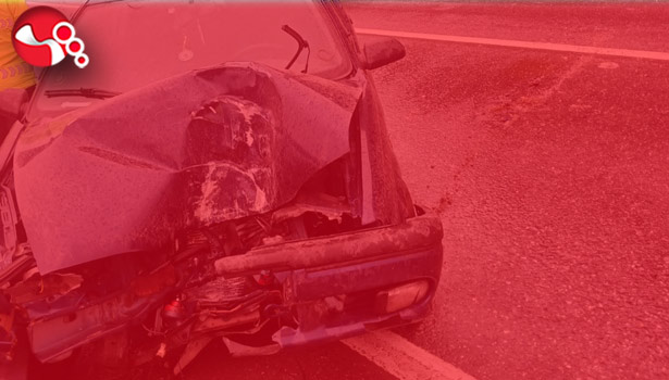 Elektrik direğine çarptı