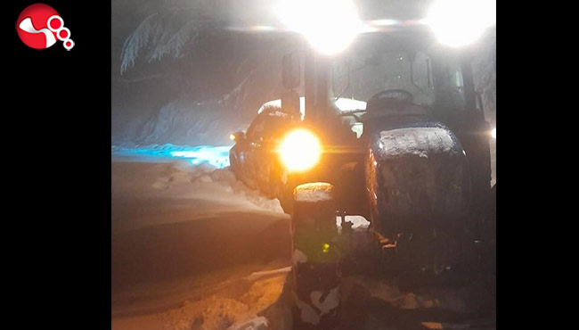 Karlı yolda mahsur kalan iki kişi kurtarıldı