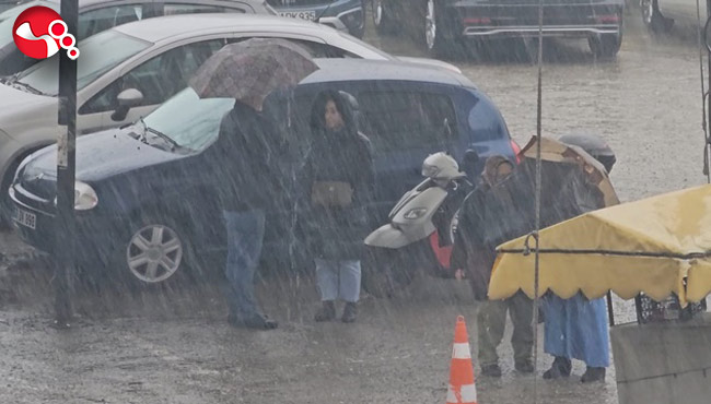 Sağanak yağışa hazırlıksız yakalandılar…