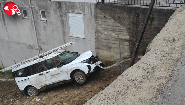 Yoldan çıkan otomobil tarlaya girdi