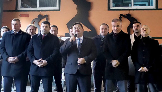 YEŞİL “DİMDİK AYAKTAYIZ”