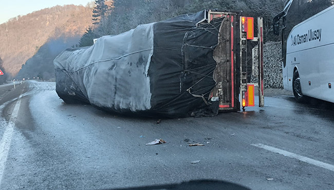 Zonguldak-Ankara yolunda buzlanma nedeniyle üç ayrı kaza: 10 yaralı