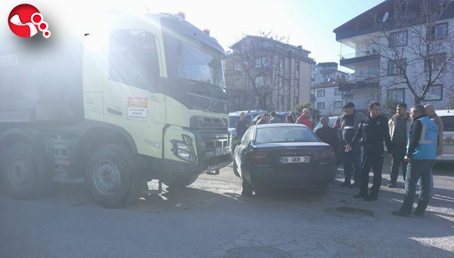 Kamyon otomobili sürükledi…