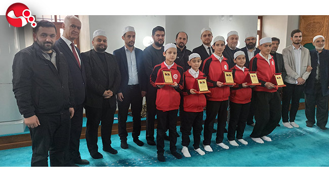 Küçük hafızlar plaket ile ödüllendirildiler