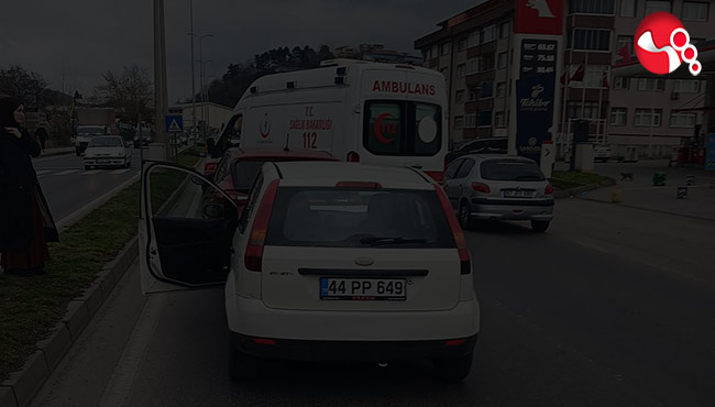 Otomobiller çarpıştı